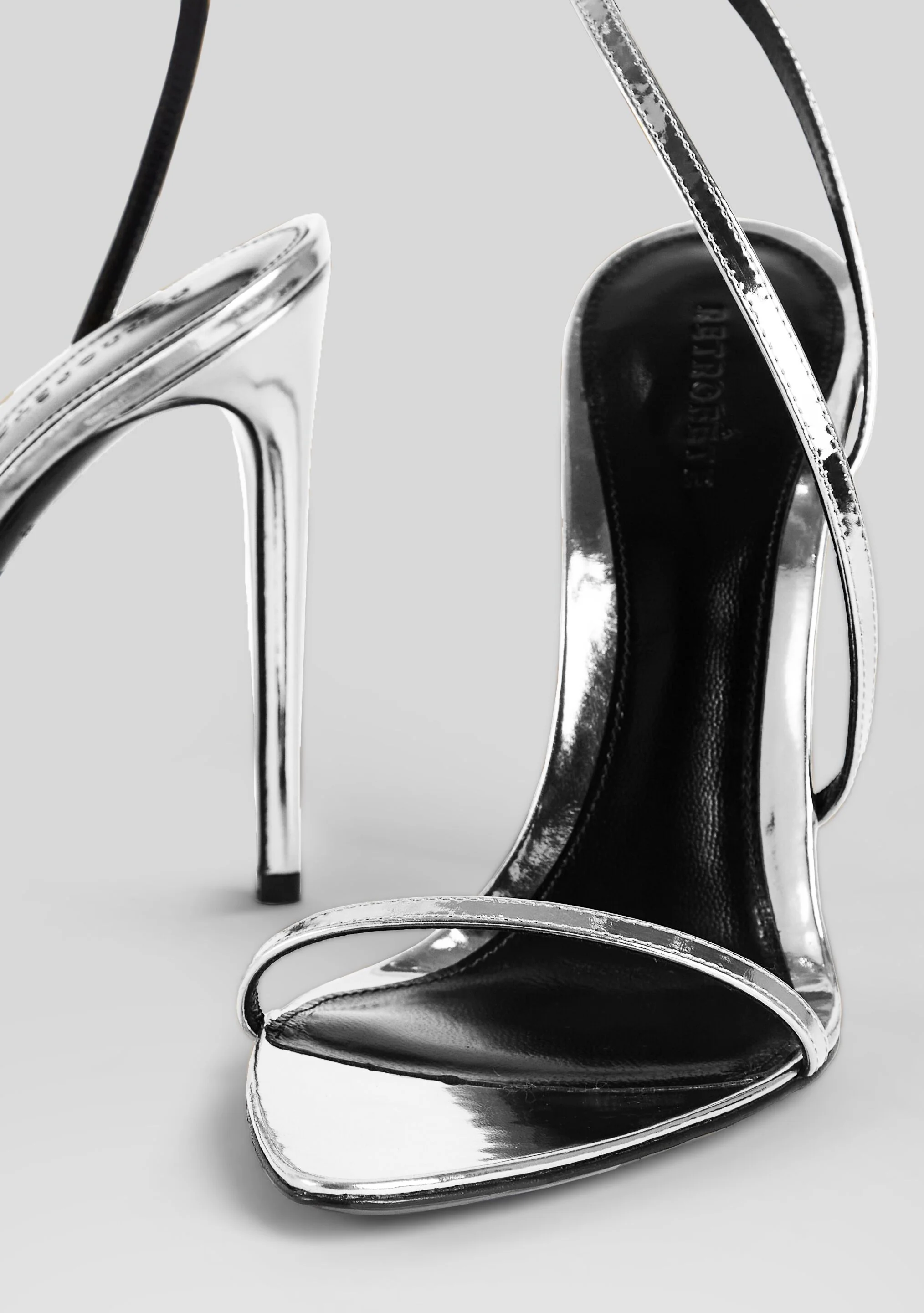 Naomi Sandal - Image 4